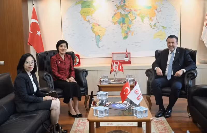 La embajadora de Vietnam en Turquía, Dang Thi Thu Ha, se reúne con el vicepresidente de la Cámara de Industria y Comercio de Bursa, Cüneyt Şener. (Foto: Embajada de Vietnam en Turquía)