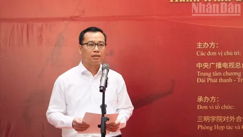 Nguyen Thai Trung interviene en la ceremonia.