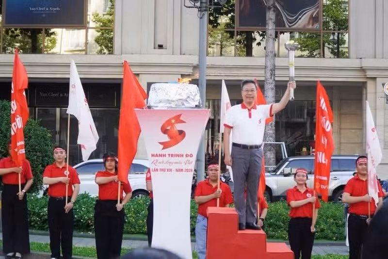La llama del Viaje Rojo 2026 se enciende oficialmente. (Foto: vienhuyethoc.vn)