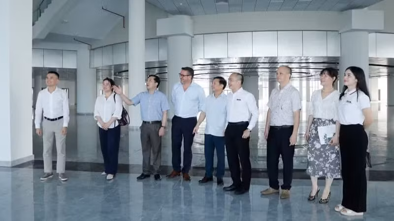 Delegados visitan Centro Cultural de Bac Ninh.