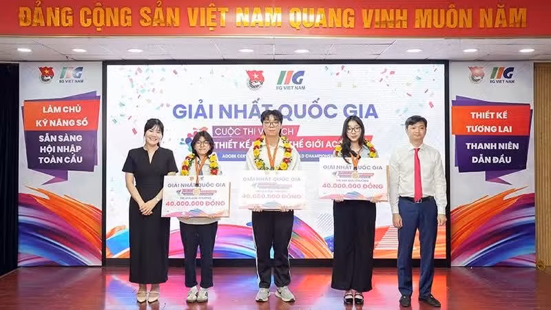 Los tres representantes vietnamitas reciben el primer premio nacional.