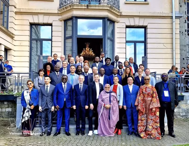 Delegados participantes en la 107ª reunión del Comité Ejecutivo de la Asociación Internacional de Alcaldes Francófonos (AIMF). (Foto: VNA)
