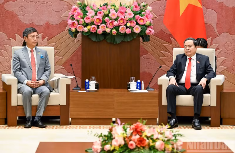 El presidente de la Asamblea Nacional de Vietnam, Tran Thanh Man, y el embajador de India en Hanói, Tshering Wangchuk Sherpa (Foto: Nhan Dan)