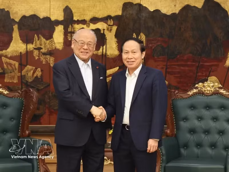 El viceprimer ministro Le Tien Chau (derecha) recibe a Takebe Tsutomu, asesor especial de la Alianza de Amistad Parlamentaria Japón-Vietnam. (Foto: VNA)