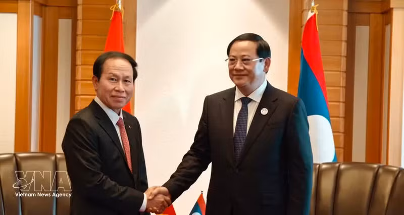 El viceprimer ministro vietnamita Le Tien Chau (izquierda) se reúne con el primer ministro de Laos, Sonexay Siphandone. (Foto: VNA)