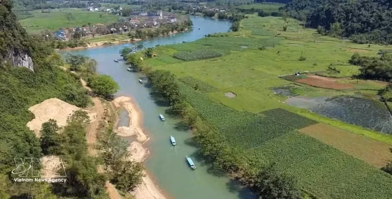 El río Son serpentea por Phong Nha-Ke Bang, donde el ecosistema de bosque kárstico y el paisaje montañoso de piedra caliza crean un espacio natural único. (Foto: VNA)