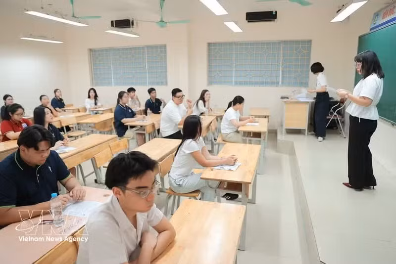 Más 1,2 millones de estudiantes vietnamitas participan en la primera jornada del Examen de Graduación del Bachillerato 2026. (Foto: VNA)