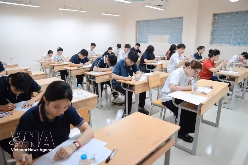 Más 1,2 millones de estudiantes vietnamitas participan en la primera jornada del Examen de Graduación del Bachillerato 2026. (Foto: VNA)