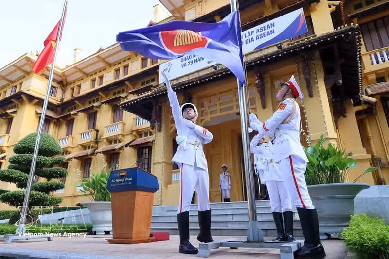 Ceremonia de izado de la bandera con motivo del 57º aniversario de la fundación de la Asociación de Naciones del Sudeste Asiático (Asean), organizada por el Ministerio de Relaciones Exteriores de Vietnam en Hanói, el 8 de agosto de 2024. (Foto: VNA)