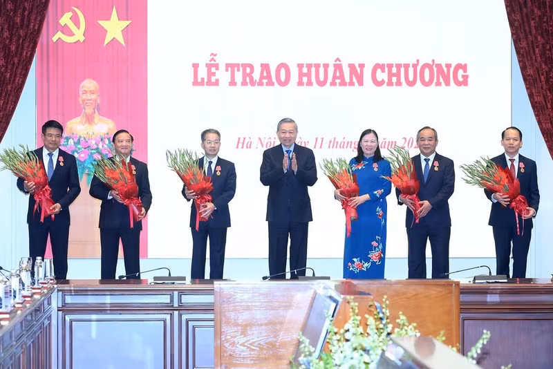 El secretario general del Partido Comunista y presidente de Vietnam, To Lam, entrega la Orden del Trabajo de Primera Clase a individuos destacados. (Foto: Nhan Dan)