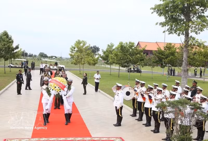 Delegados depositan flores en homenaje a 49 soldados de las fuerzas armadas del Frente Unido para la Salvación Nacional de Camboya, en el sitio de vestigios históricos militares Techo Koh Thmar X16. (Foto: VNA)