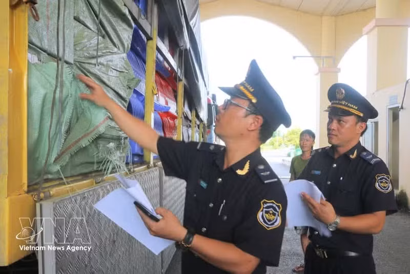 En la puerta fronteriza internacional de Tinh Bien, provincia de An Giang (Foto: VNA)