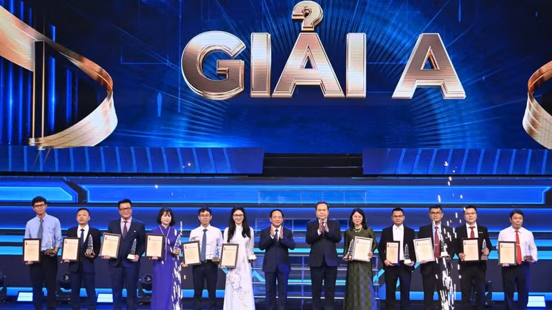 El presidente de la Asamblea Nacional de Vietnam, Tran Thanh Man, y el jefe de la Comisión de Propaganda y Movilización de Masas del Comité Central del Partido, Trinh Van Quyet, entregan el premio A a los autores ganadores.