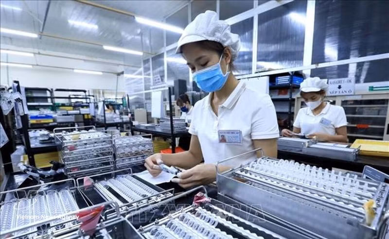 La reconfiguración de la ola de inversión extranjera en el sector de alta tecnología está abriendo numerosas oportunidades para que Vietnam atraiga capital en este ámbito. (Foto: VNA)