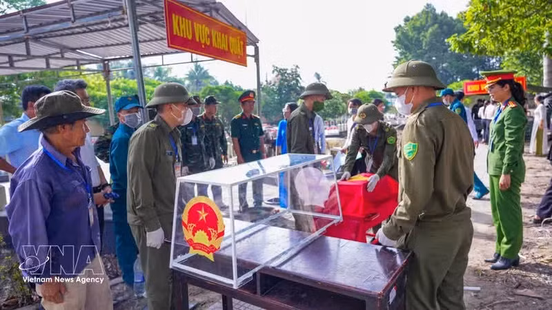 Recopilan restos para análisis de ADN en el cementerio de los mártires de Duong Minh Chau. (Foto: VNA)