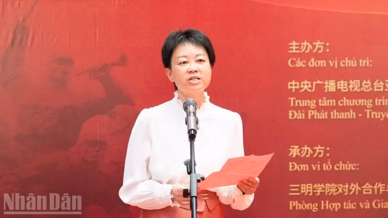 Du Linrong pronuncia su discurso.