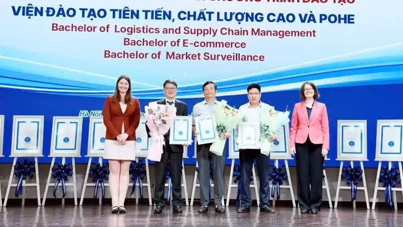 El Instituto de Formación Avanzada, de Alta Calidad y POHE recibe el certificado de acreditación de FIBAA. (Foto: Tuan Anh)