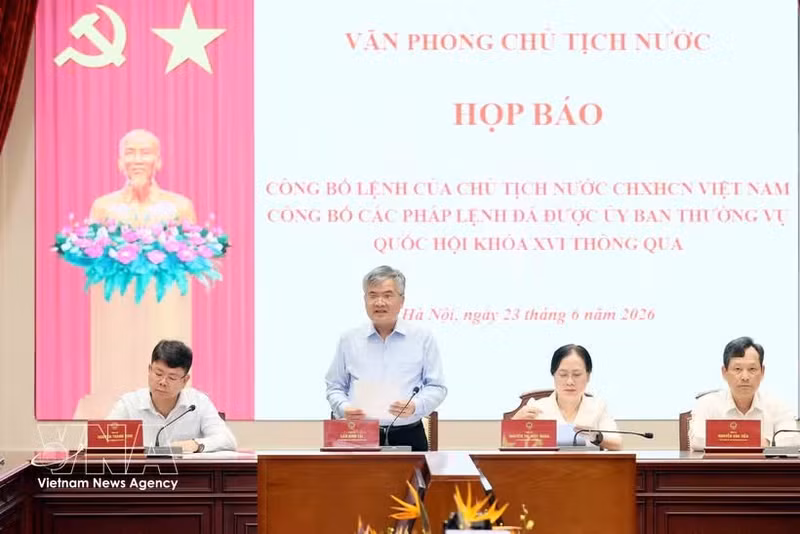 El viceministro de la Oficina del Presidente Can Dinh Tai preside la rueda de prensa (Foto: VNA)