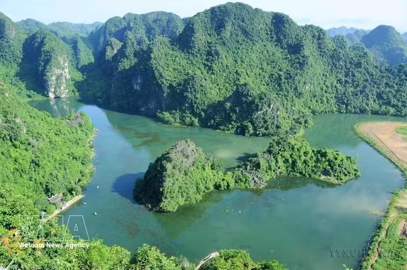 Conocido a menudo como la "Bahía de Ha Long en tierra firme" y con casi 100 cuevas impresionantes, el Complejo Paisajístico de Trang An es el primer sitio de patrimonio mixto de Vietnam reconocido por la Unesco como Patrimonio de la Humanidad basándose en criterios tanto culturales como naturales. (Foto: VNA)