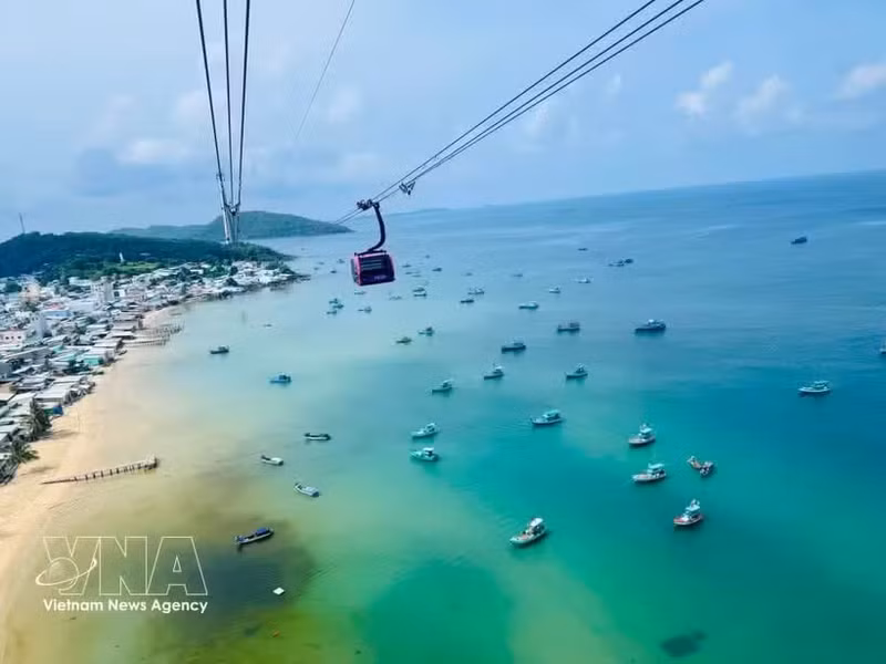 El teleférico Hon Thom, el sistema de cable submarino más largo del mundo, en la zona especial de Phu Quoc, provincia de An Giang (Foto: VNA).