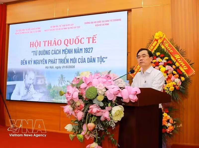 Duong Trung Y, miembro del Comité Central del Partido Comunista de Vietnam y editor en jefe de la Revista Comunista, habla en el evento. (Foto: VNA)