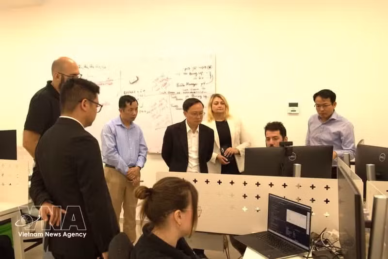El embajador de Vietnam en Israel, Nguyen Ky Son, visita Qarakal Quantum, una empresa emergente israelí situada a la vanguardia de la investigación y el desarrollo en computación cuántica. (Foto: VNA)