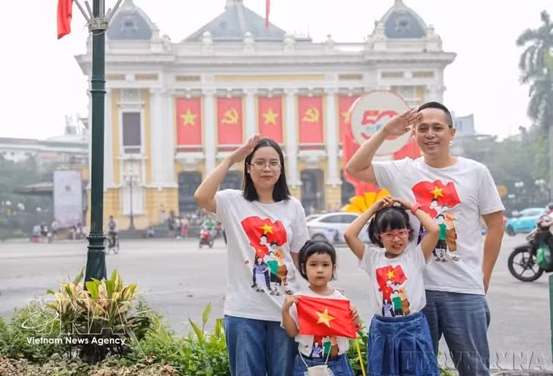 Una familia se toma una foto de recuerdo con motivo del 50º aniversario de la liberación del sur de Vietnam y la reunificación nacional (30 de abril de 2025). (Foto: VNA)