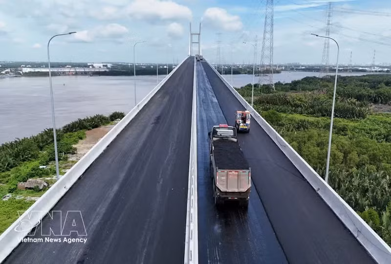 La construcción del puente Binh Khanh en Ciudad Ho Chi Minh. (Foto: VNA)