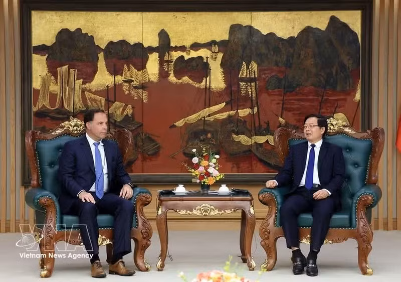 El viceprimer ministro de Vietnam, Ho Quoc Dung, recibe en Hanói a Jeff Place, director de la Cadena de Suministro de Coherent Corporation. (Foto: VNA)
