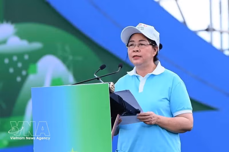 La presidenta del Comité Central del FPV, Bui Thi Minh Hoai, interviene en la cita. (Foto: VNA)