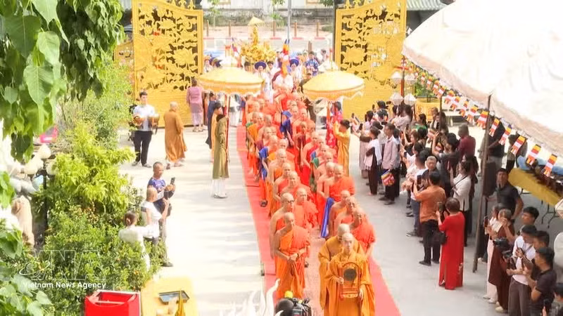 La solemne ceremonia con motivo del nacimiento de Buda en el año budista 2570 (Vesak 2026) en la pagoda Phat Tich, en Vientiane, Laos. (Foto: VNA)