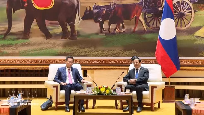 El Auditor General de Vietnam, Nguyen Huu Nghia, (izquierda) realiza una visita de cortesía al primer ministro laosiano, Sonexay Siphandone. (Foto: VNA)
