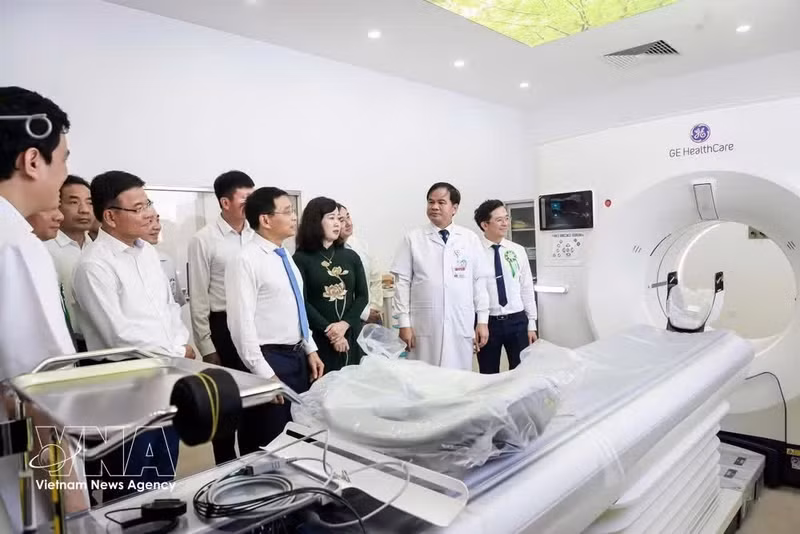 Delegados visitan los departamentos, consultorios y pacientes en la sede de Ninh Binh del Hospital Bach Mai. (Foto: VNA)