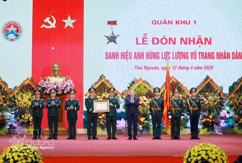 El secretario general del Partido Comunista y presidente de Vietnam, To Lam, entrega título de Héroe de las Fuerzas Armadas Populares a la Región Militar 1. (Foto: VNA)