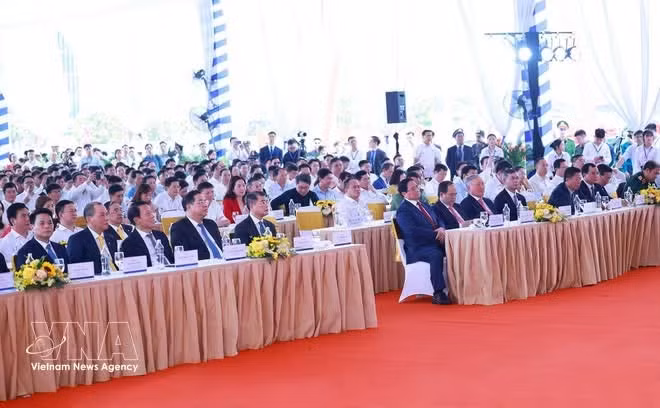 El primer ministro de Vietnam, Le Minh Hung, asiste a la ceremonia de inicio de las obras de la línea ferroviaria de alta velocidad Hanói - Quang Ninh (Foto: VNA)