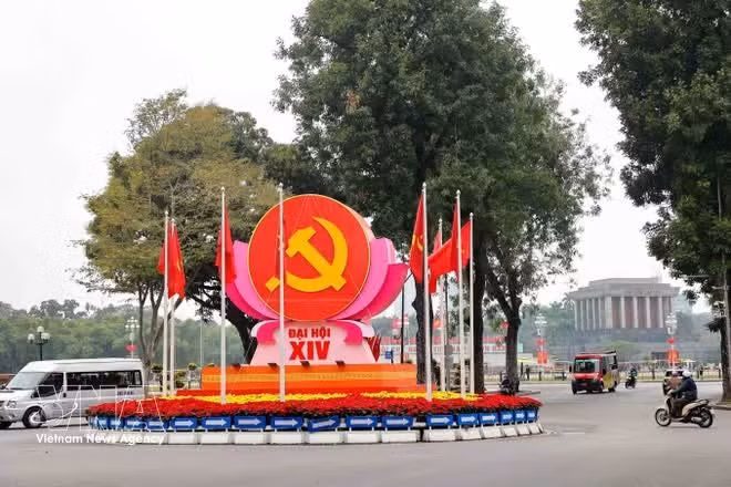 Las banderas del Partido y de la Patria en la intersección de las calles Dien Bien Phu - Doc Lap - Chu Van An para dar la bienvenida al XIV Congreso Nacional del Partido. (Foto: VNA)