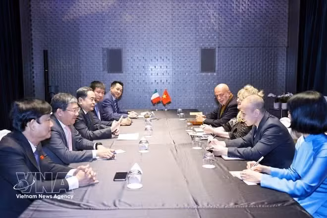 Presidente de Asamblea Nacional de Vietnam se reúne con cónsul honoraria en Turín. (Foto: VNA)