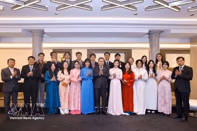 El presidente de la Asamblea Nacional de Vietnam, Tran Thanh Man, con representantes de la Asociación de Estudiantes y destacados becarios vietnamitas en Italia (Foto: VNA)