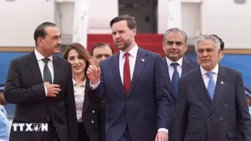 El vicepresidente de Estados Unidos, J. D. Vance, (centro, al frente) encabeza la delegación estadounidense a Pakistán para dialogar con Irán, el 11 de abril de 2026. (Foto: VNA)