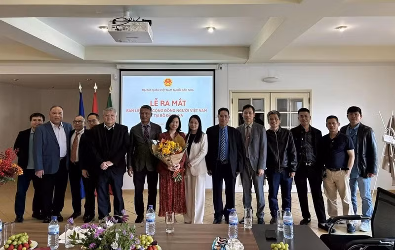 Presentan Comité de Enlace de comunidad vietnamita residente en Portugal (Foto: baoquocte.vn)