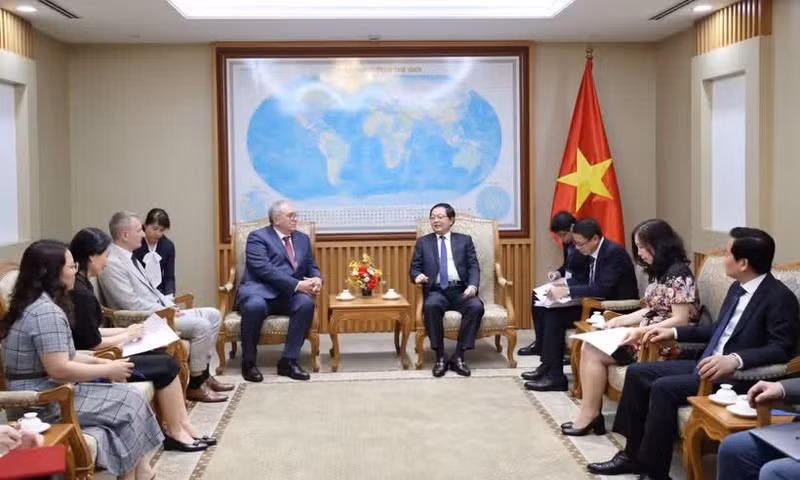 El viceprimer ministro de Vietnam, Ho Quoc Dung, recibe al subdirector general del Organismo Internacional de Energía Atómica (IAEA), Mikhail Chudakov. (Foto: VGP)
