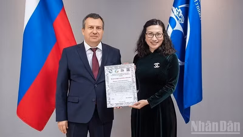 El presidente de la MADI entrega una carta de agradecimiento al representante de la embajada de Vietnam en Rusia por sus contribuciones al desarrollo de las relaciones internacionales.