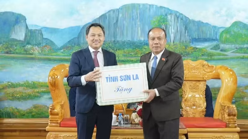 Nguyen Dinh Viet, subsecretario del Comité del Partido y presidente del Comité Popular de Son La, felicita a los líderes de la provincia laosiana de Huaphanh, por el Año Nuevo.