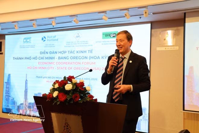 Gregory Harris, jefe de la Sección Comercial del Consulado General de Estados Unidos en Ciudad Ho Chi Minh, habla en el Foro de Cooperación Económica Ciudad Ho Chi Minh–Oregón 2026. (Foto: VNA)