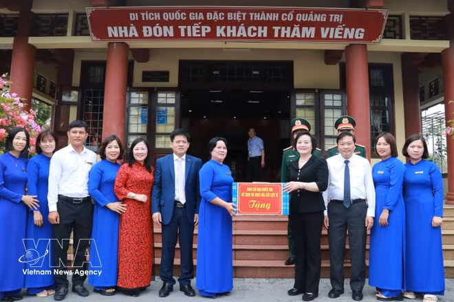 La viceprimera ministra, Pham Thi Thanh Tra, entrega obsequios al personal del Sitio Nacional Especial de la Ciudadela de Quang Tri. (Foto: VNA)