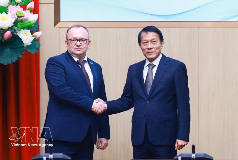 El general Luong Tam Quang, ministro de Seguridad Pública de Vietnam, y el presidente del Comité Estatal de Peritaje Judicial de Belarús, Alexei Aleksandrovich Volkov (Foto: VNA)