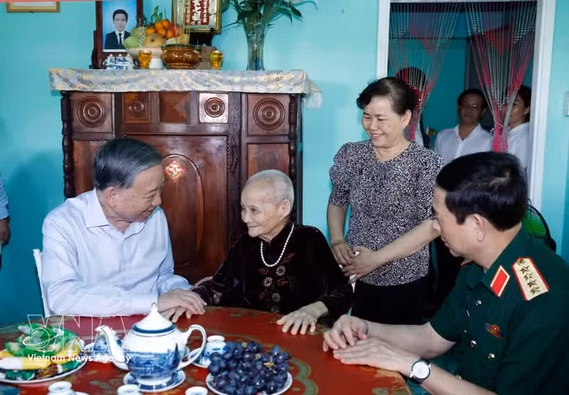 El secretario general del Partido Comunista y presidente de Vietnam, To Lam, visita a la Madre Heroína Huynh Thi Lo (Foto: VNA)