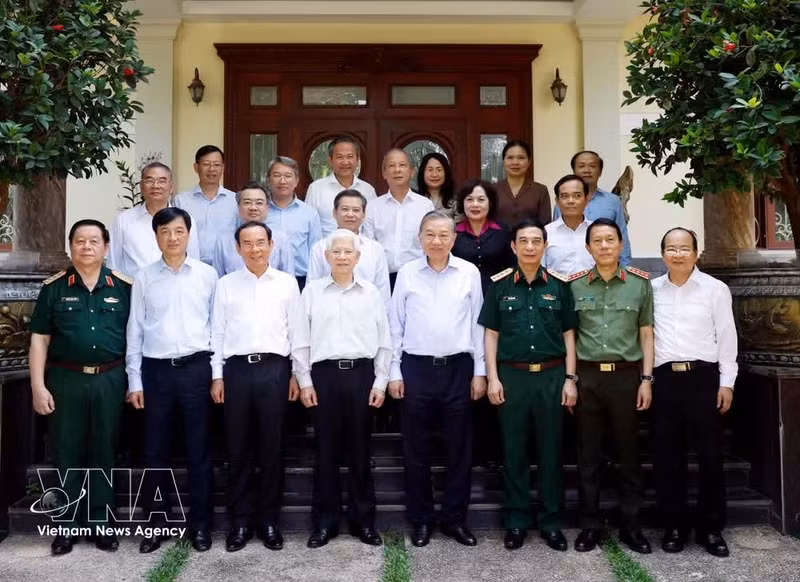 El secretario general del Partido Comunista y presidente de Vietnam, To Lam, y la delegación visitan al expresidente Nguyen Minh Triet (Foto: VNA)