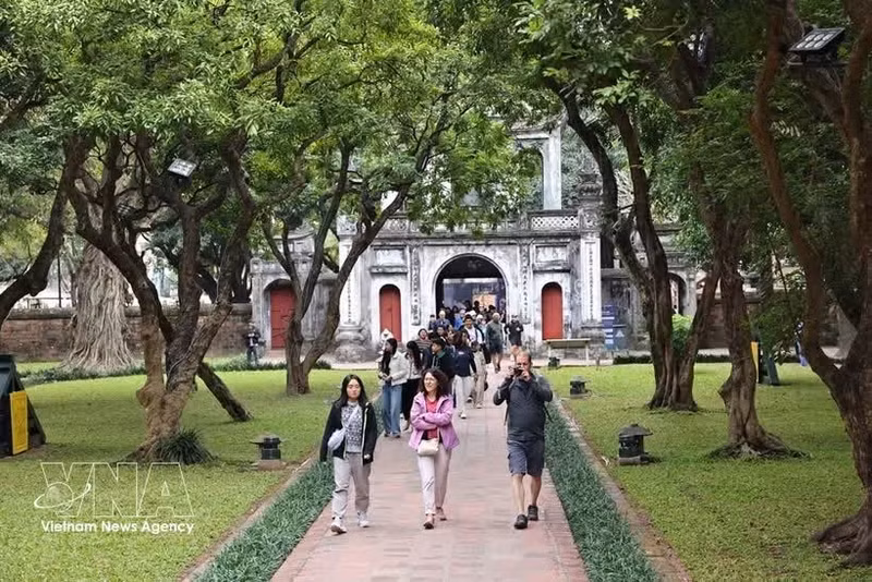 Numerosos turistas de Hanói y del extranjero visitan el Templo de la Literatura. (Foto: VNA)