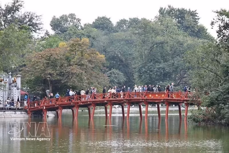 El puente The Huc, que conduce al templo Ngoc Son, está repleto de turistas nacionales e internacionales. (Foto: VNA)
